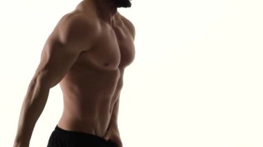 Adam erotik dans ediyor. Beyaz arka plan. Ağır çekim