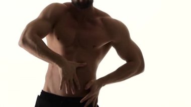 Adam dans etmek kadar seksi bir dans pompalanır. Beyaz arka plan. Ağır çekim.