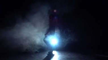 Göbek piercing ile striptizci. Siyah duman arka plan. Siluet. Ağır çekim