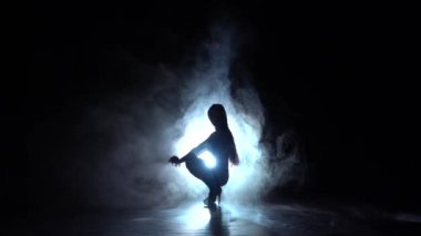Striptizci duman dans. Siyah duman arka plan. Siluet. Ağır çekim