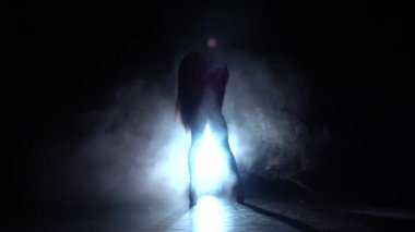 Göbek piercing ile striptizci. Siyah duman arka plan. Siluet. Ağır çekim