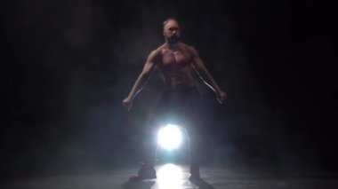 Adam erotik hareketleri dans ediyor. Duman arka plan. Ağır çekim