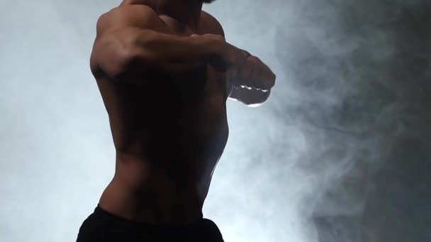 Man dansar en remsa. Svart bakgrund. Slow motion — Stockvideo