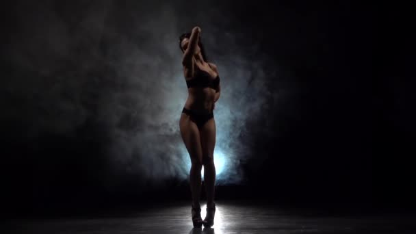 댄서는 성적인 움직임을 수행합니다. 검은 연기 배경. 슬로우 모션 — 비디오