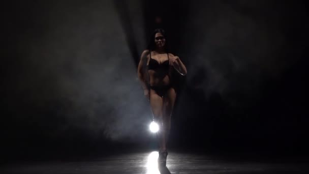 Stripper in de rook dansen. Zwarte rook achtergrond. Silhouet. Slow motion — Stockvideo