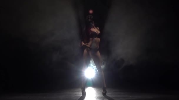 舞蹈演员专业脱衣舞女跳舞站在她的背部 黑色烟雾背景 慢动作 — 图库视频影像