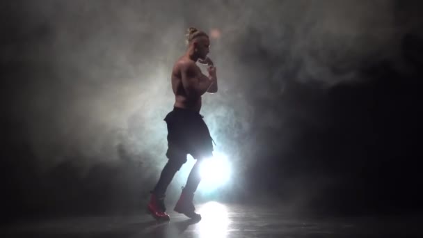 Szivattyús fickó táncol egy szexi tánc. Fekete füst háttér. Lassú mozgás — Stock videók