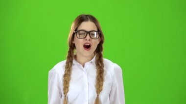 Gözlük yawns öğrenciyle. Yeşil ekran. Ağır çekim