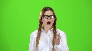 Gözlük yawns öğrenciyle. Yeşil ekran. Ağır çekim