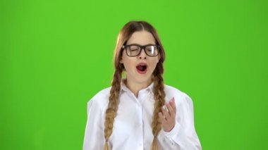 Gözlük yawns öğrenciyle. Yeşil ekran. Ağır çekim