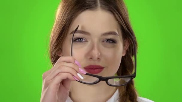 Étudiant porte des lunettes. Écran vert. Au ralenti. Gros plan — Video