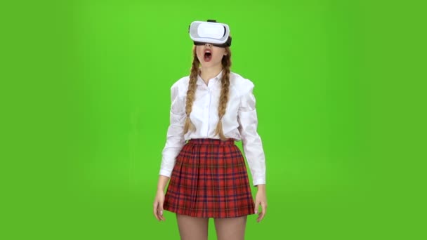 Menina em óculos de realidade virtual está assistindo a um vídeo emocionante Tela verde. Movimento lento — Vídeo de Stock