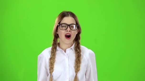 Estudiante con gafas bosteza. Pantalla verde. Movimiento lento — Vídeo de stock