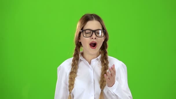 Estudiante con gafas bosteza. Pantalla verde. Movimiento lento — Vídeo de stock