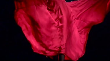 Kırmızı elbise. Siyah arka plan. Yakın çekim. Ağır çekim