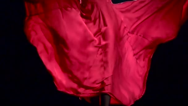 Rode jurk. Zwarte achtergrond. Close-up. Slow motion — Stockvideo