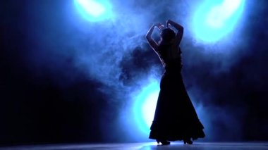 Flamenko. Dansçı karanlık odada elleri zarif hareketler yapar. Arkadan llight. Duman arka plan. Siluet. Ağır çekim