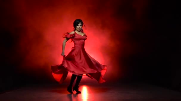 Menina em uma dança incendiária de flamenco. Luz por trás. Fundo de fumo. Movimento lento — Vídeo de Stock
