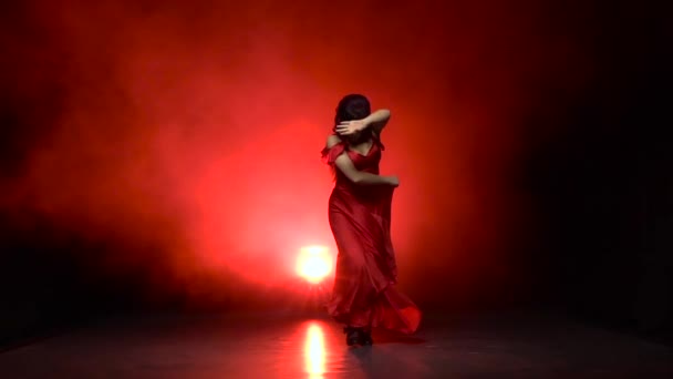 Danser een brandbommen dans van de Argentijnse flamenco. Llight van achteren. Rook achtergrond. Slow motion — Stockvideo