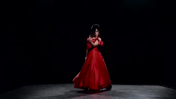 Flamenco. Mulheres a sala escura realiza movimentos elegantes com as mãos em dança sexual. Fundo preto. Movimento lento — Vídeo de Stock