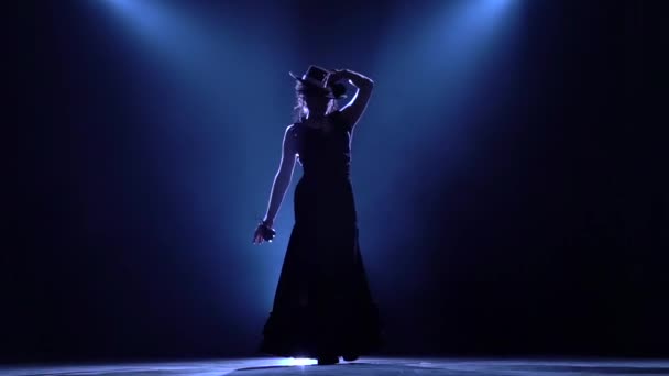 Meisje is castagnetten in haar handen dansen dansen. Llight van achteren. Rook achtergrond. Silhouet. Slow motion — Stockvideo