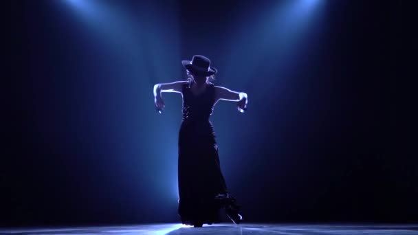 Meisje is castagnetten in haar handen dansen dansen. Llight van achteren. Rook achtergrond. Silhouet. Slow motion — Stockvideo