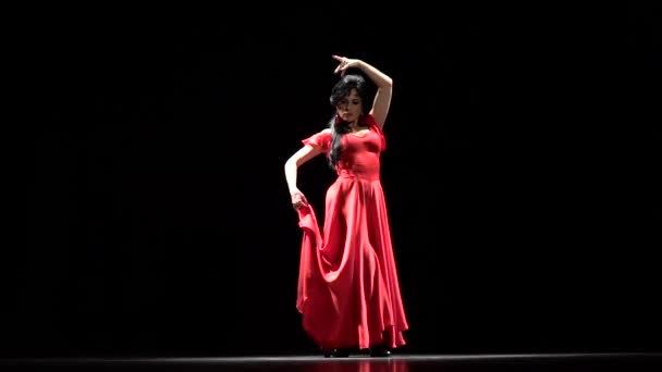 Bailarina movimientos elegantes con sus manos en la danza sexual. Fondo negro. Movimiento lento — Vídeos de Stock