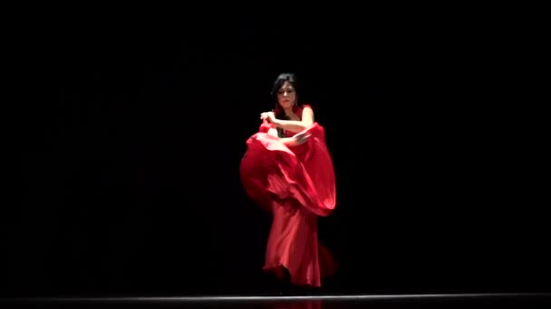 Mujer realiza movimientos elegantes con sus manos en la danza sexual. Fondo negro. Movimiento lento — Vídeos de Stock