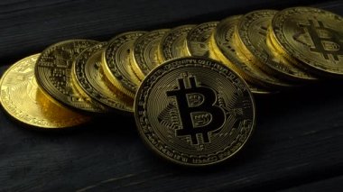 E-iş para birimi bitcoin altın sikkeleri üzerinde gri tablo. Yakın çekim