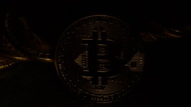 Altın bitcoin parlayan ışık içinde. Yakın çekim