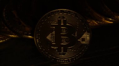 Bitcoin altın sikke parlaklık ve ışıltı parlayan ışık flaş etkisi. Yakın çekim