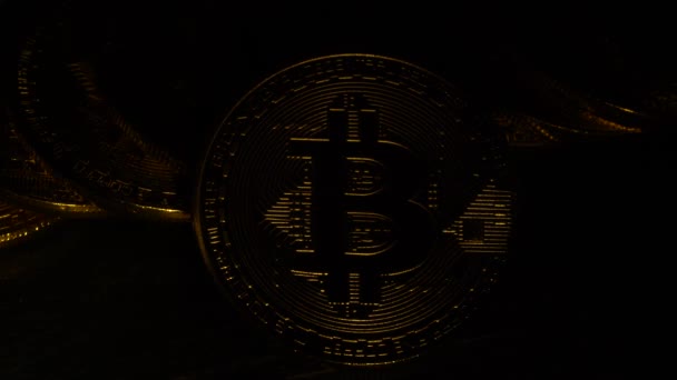 Koin emas bitcoin dalam sekejap cahaya. Tutup. — Stok Video