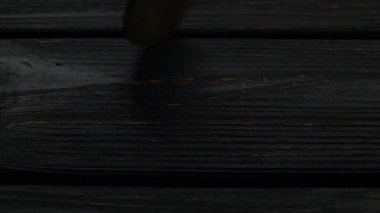 Altın bitcoin cryptocurrencies siyah bir tablo döndürür. Ağır çekim. Yakın çekim
