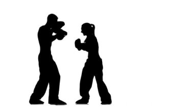 Peki ya adam ve boks gurl paws kickboks düz yumruk çalışma. Siluet. Beyaz arka plan