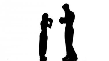 Düz vuruş kickboks Boks tarihinde gelişimi paws. Siluet. Beyaz arka plan