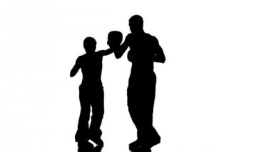 Peki ya adam ve kickboxing gurl paws. Siluet. Beyaz arka plan