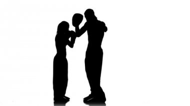 Düz vuruş kickboks Boks tarihinde gelişimi paws. Siluet. Beyaz arka plan