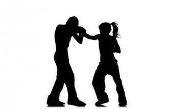 Bir kız kask ve kickboxing eldiven ringde yenerek erkeklerle. Siluet. Beyaz arka plan
