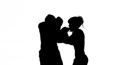 Adam bir kızla kickboks rekabet için hazırlanıyor. Siluet. Beyaz arka plan