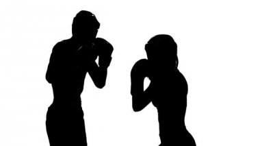 Kadın kickboxing için fikir tartışması adam vuruyor. Siluet. Beyaz arka plan