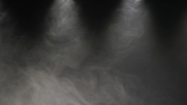 Les mouvements lents fument sur un fond noir. Studio professionnel lumière et machine à fumée — Video