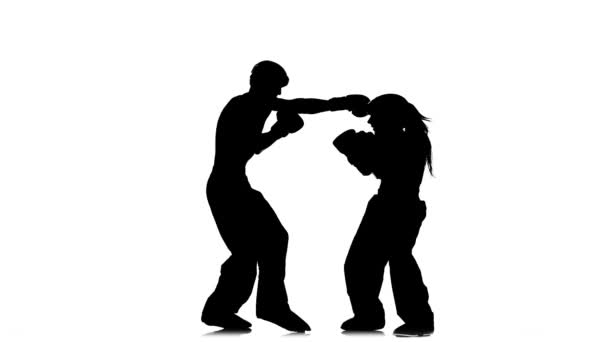 ヘルメットとリングで破ってボクシング グローブで女の子と男。シルエット。白背景 — ストック動画