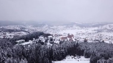 Bütün binalar ile köy karla kaplı. Havadan görünümü