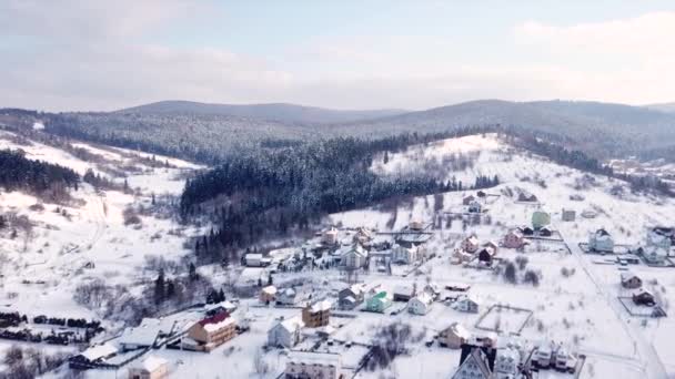 Vesnice s budovami je pokryté sněhem. Letecký pohled — Stock video