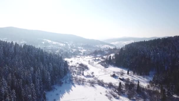 Dorf mit den Gebäuden ist alle mit Schnee bedeckt. Luftbild — Stockvideo