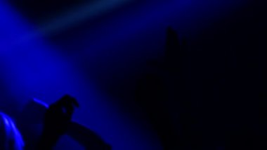 Spot altında kulüpte kızlar dans ediyor. Siluet. Ağır çekim