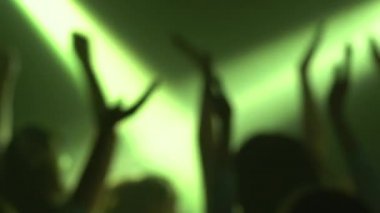 Gençler renk müzikte dans pisti üzerinde konser üzerine dans. Siluet. Ağır çekim