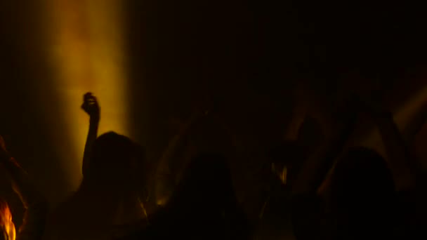 Ve středu pozornosti dívky tančí v klubu. Silueta. Zpomalený pohyb — Stock video