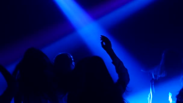 Adolescentes en la pista de baile en la música de color en concierto. Silueta. Movimiento lento — Vídeo de stock