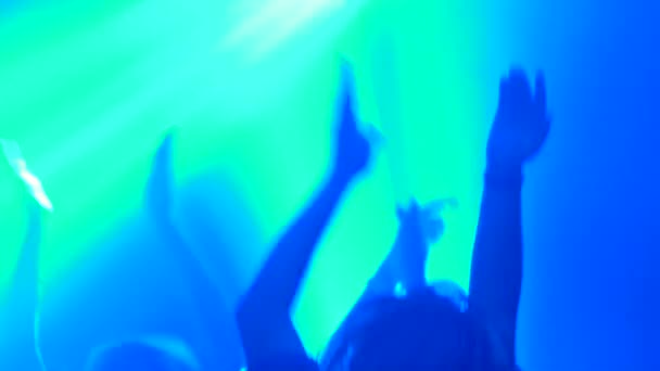 muzha-video-rolik-devushka-tantsuet-strip-klube-video-pyanie-prirode